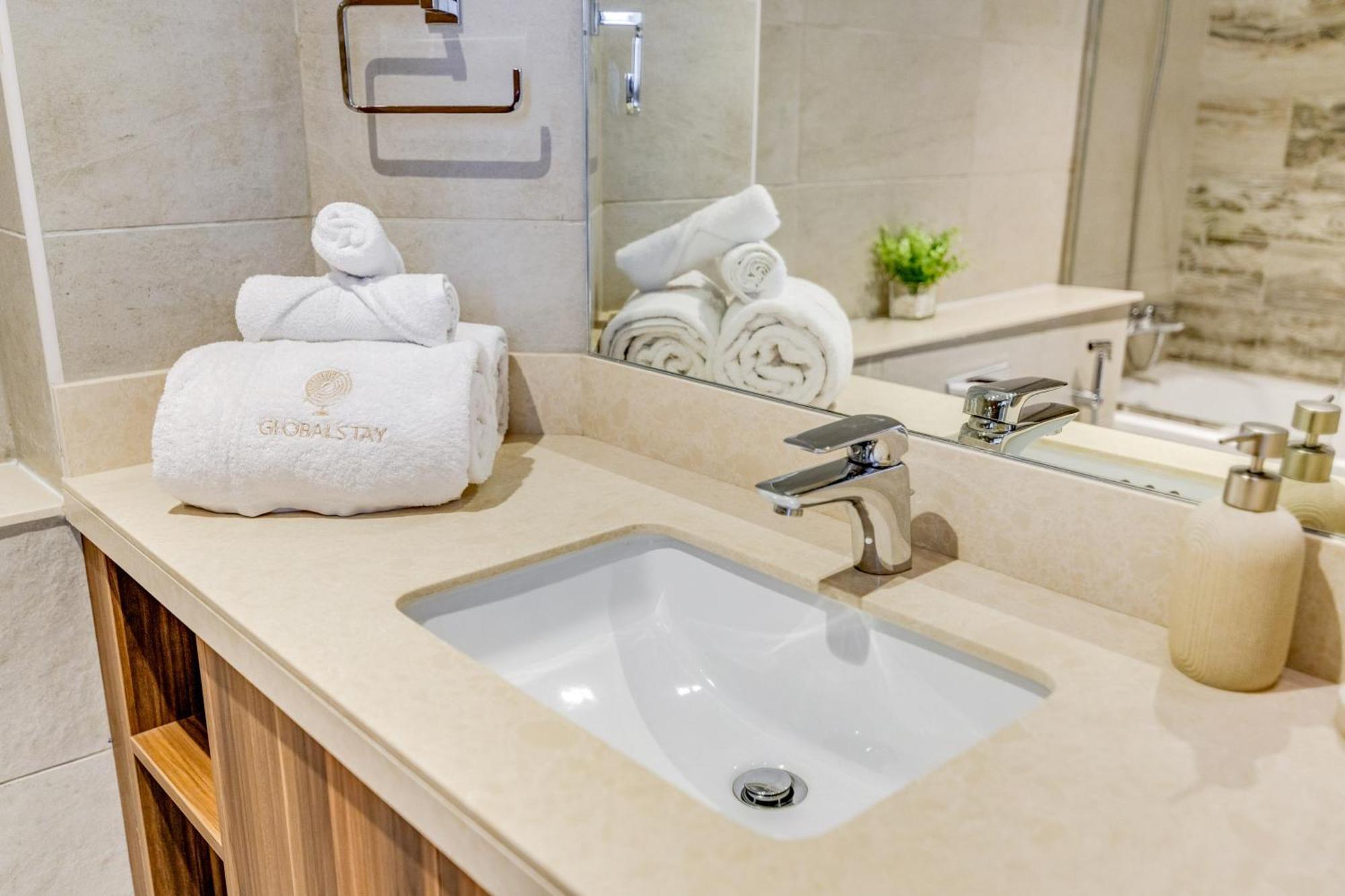 Luxury Azizi Mina Beachfront Apartments Dubai Ngoại thất bức ảnh